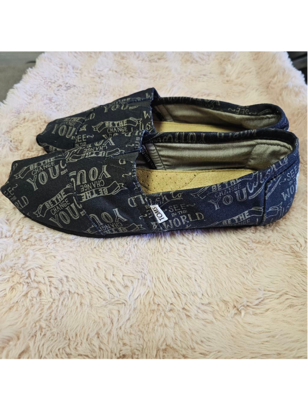 TOMS Classic Canvas Slip On Shoes Mens Size 10 Black Print Be The Change NWOT